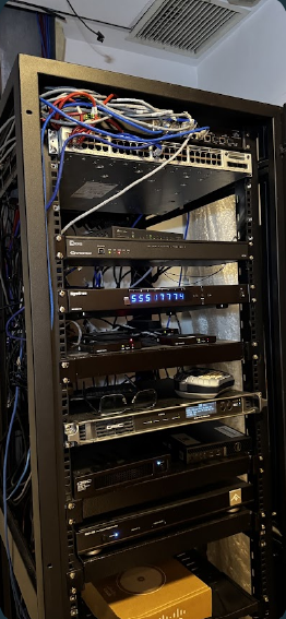 Rack antes da intervenção, com cabeamento emaranhado sobre o switch e sem padronização