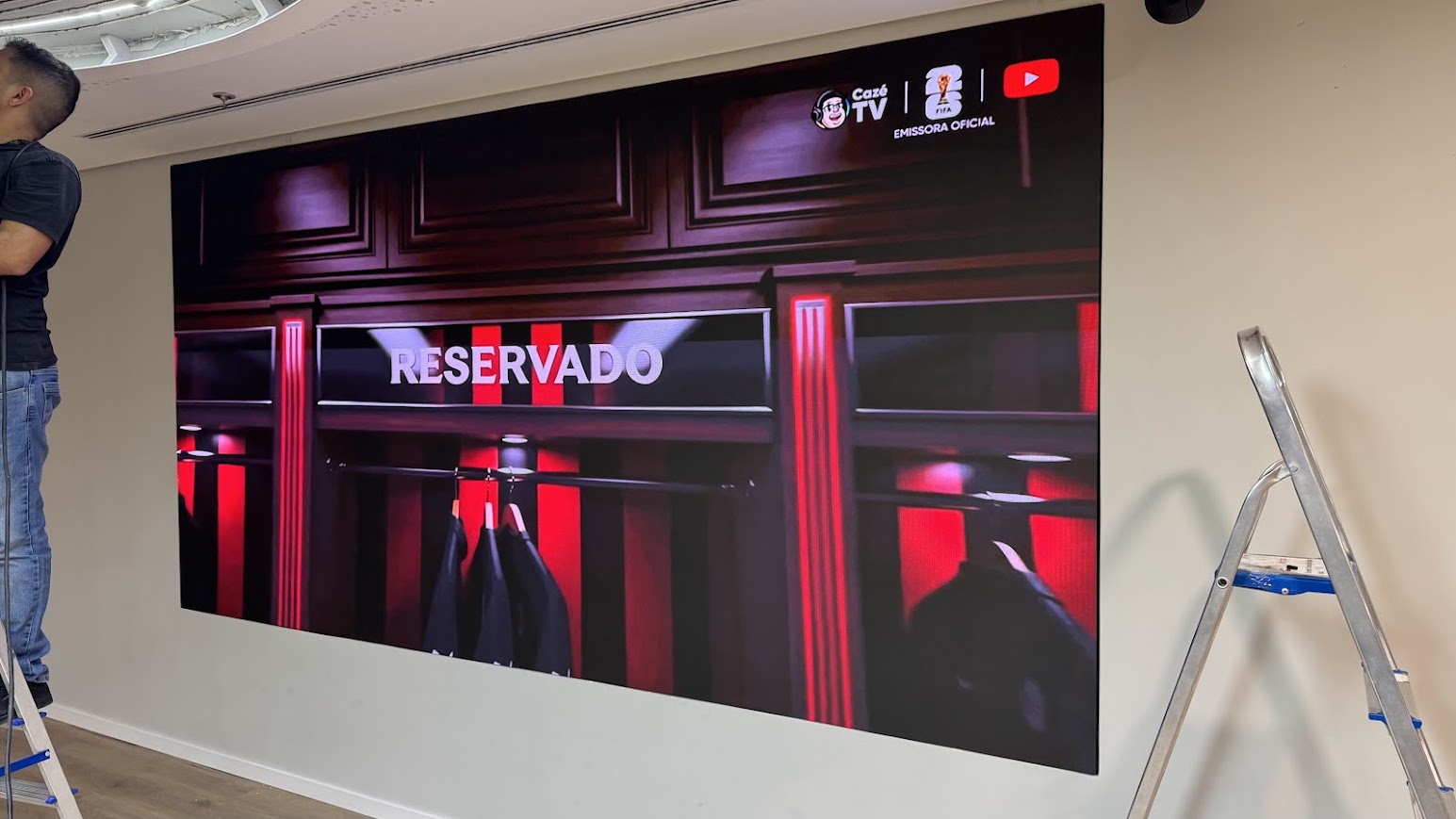 Painel de LED de 150 polegadas finalizado e calibrado em auditório