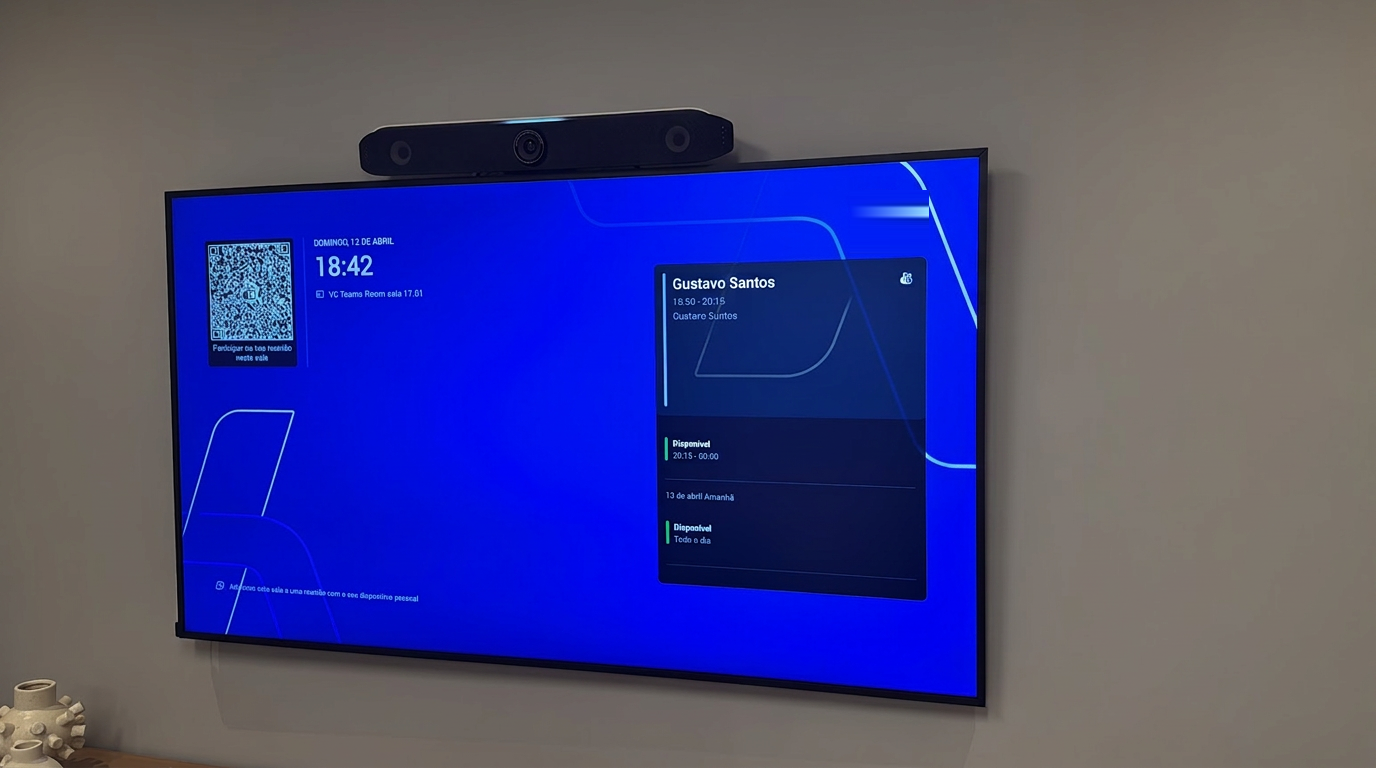 Display dedicado com barra de vídeo Poly e cabeamento oculto