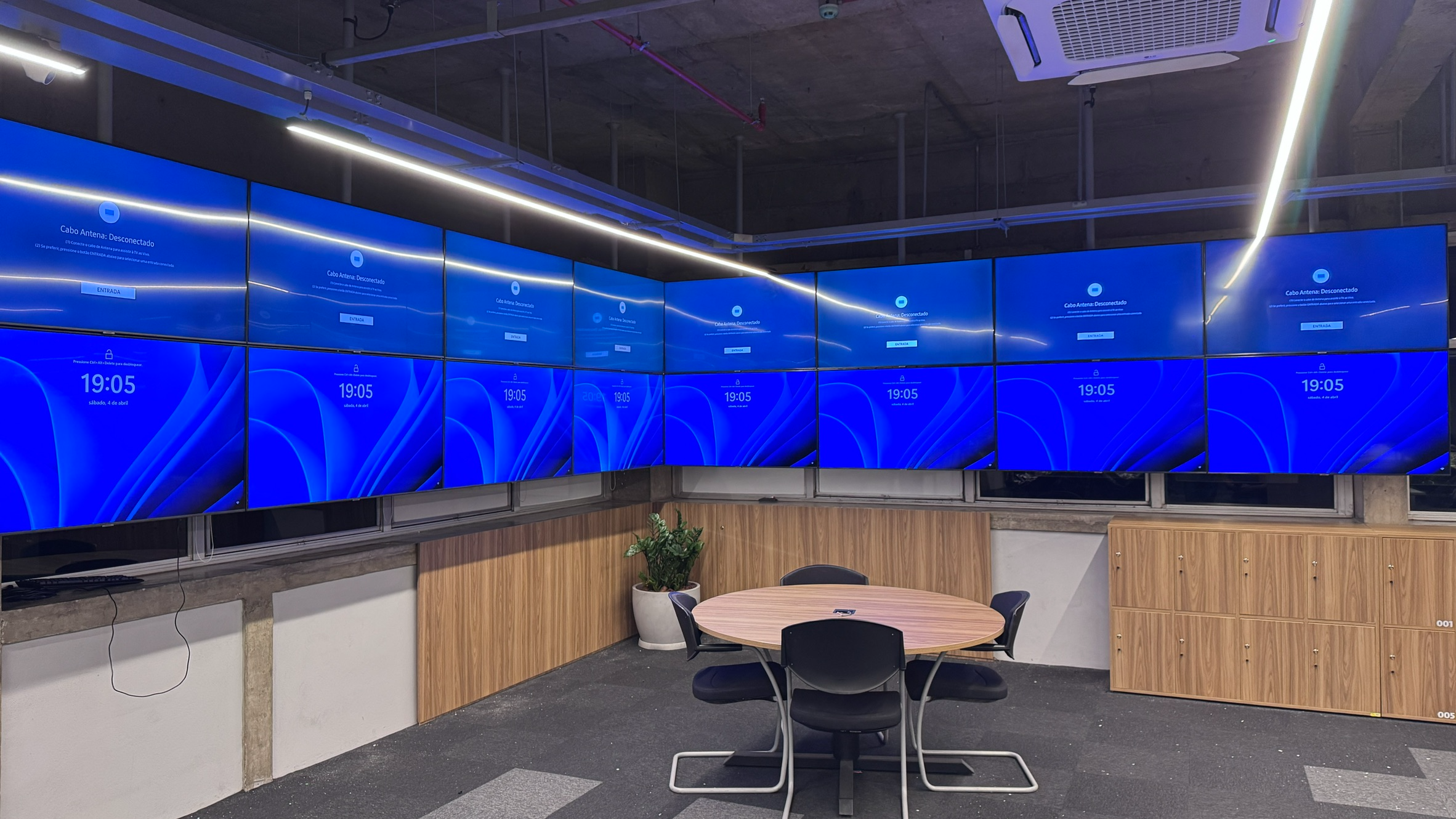 Centro de comando com grande videowall curvo instalado